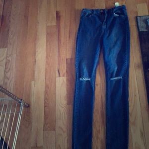 Medium washed skinny jeans. Ripped knees.